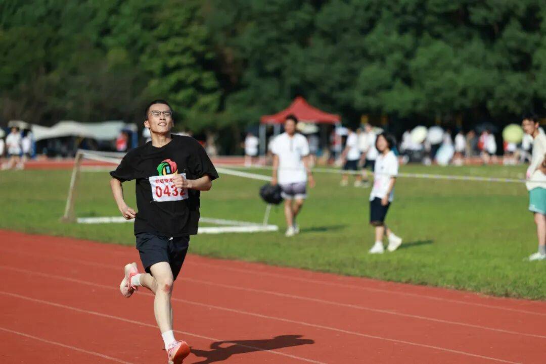 开云下载-包含运动员们在比赛中释放激情，尽情拼搏的词条