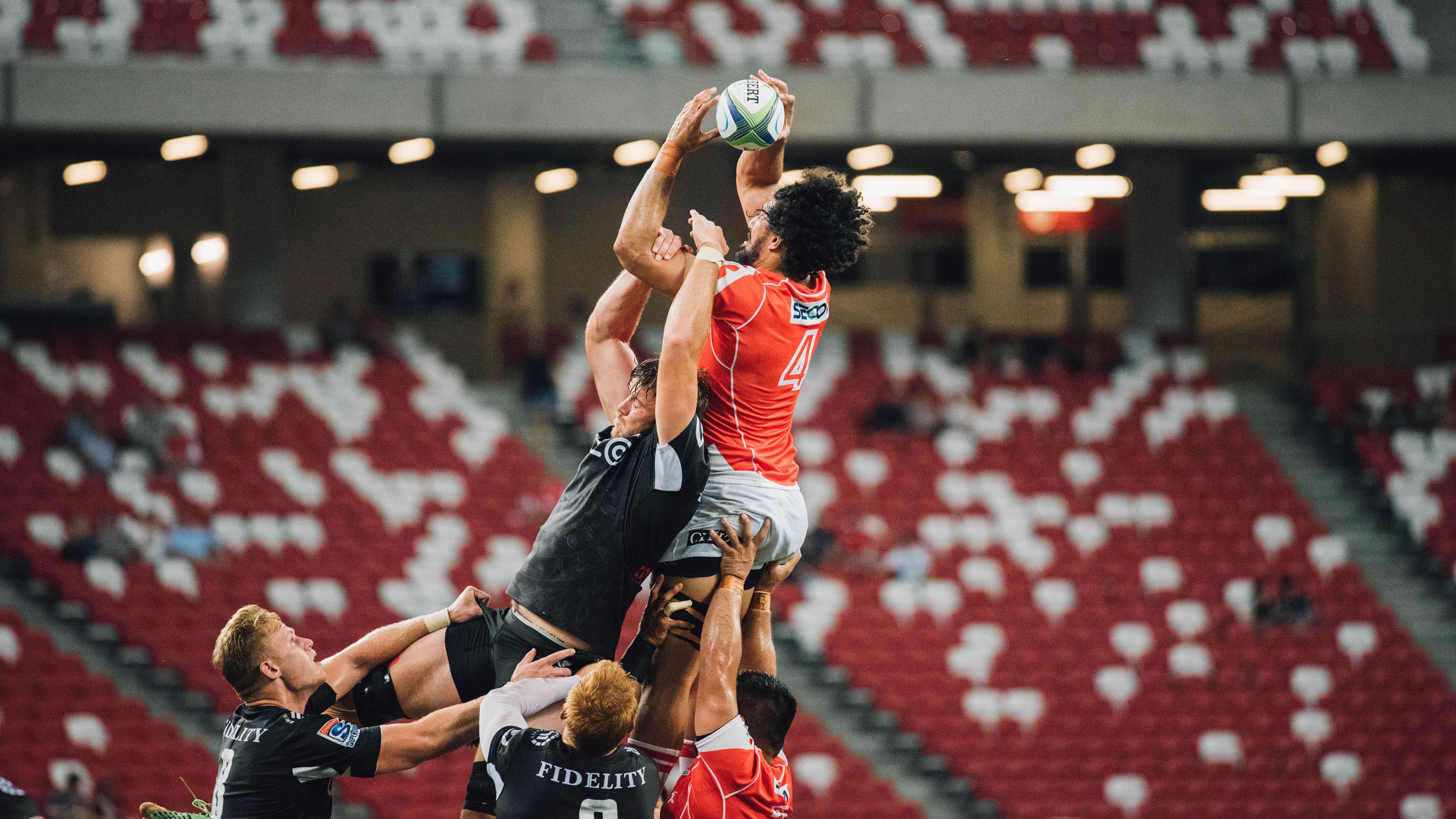 赛道上的双雄对决，哈斯鏖战迈凯伦，佩雷兹刷新纪录之夜